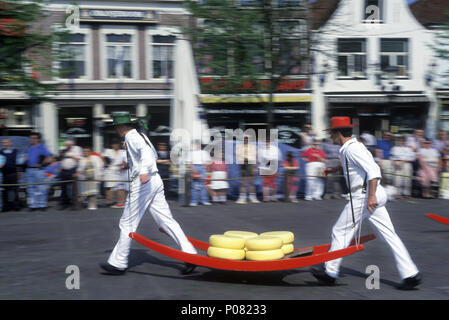 1992 historische Torhüter MIT KÄSE CARRIER FREITAG KÄSEMARKT ALKMAAR HOLLAND Stockfoto