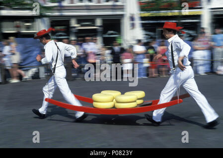 1992 historische Torhüter MIT KÄSE CARRIER FREITAG KÄSEMARKT ALKMAAR HOLLAND Stockfoto