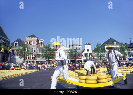 1992 historische Torhüter MIT KÄSE CARRIER FREITAG KÄSEMARKT ALKMAAR HOLLAND Stockfoto