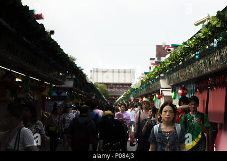 Tokyo, Japan - 22. Juli 2017.: Senso-ji auch als Asakusa Kannon Tempel bekannt ist ein buddhistischer Tempel in Asakusa gelegen. Es ist zu den buntesten und beliebtesten Tempel. Leute wie Foto bei seinem Tor zu nehmen. Stockfoto