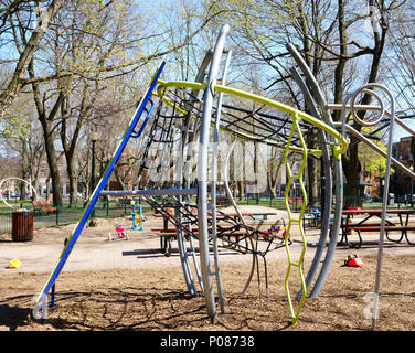 Spielplatz im öffentlichen Park mit vielen bunten öffentlichen Spielzeug abandonned durch Kinder. Stockfoto