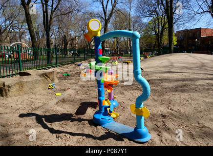 Spielplatz im öffentlichen Park mit vielen bunten öffentlichen Spielzeug abandonned durch Kinder. Stockfoto