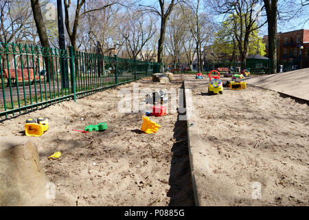 Spielplatz im öffentlichen Park mit vielen bunten öffentlichen Spielzeug abandonned durch Kinder. Stockfoto