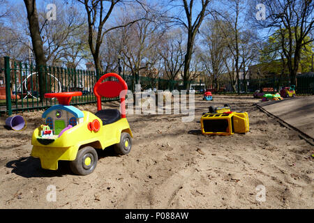 Spielplatz im öffentlichen Park mit vielen bunten öffentlichen Spielzeug abandonned durch Kinder. Stockfoto