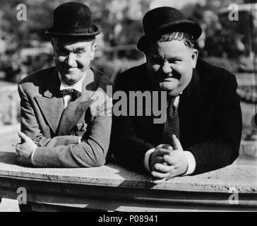 Original Film Titel: AIR RAID WARDENS. Englischer Titel: AIR RAID WARDENS. Regisseur: EDWARD SEDGWICK. Jahr: 1943. Stars: Oliver Hardy, Stan Laurel. Credit: M.G.M/Album Stockfoto