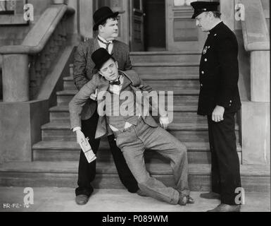 Original Film Titel: PACKEN SIE IHRE PROBLEME. Englischer Titel: PACKEN SIE IHRE PROBLEME. Regisseur: George Marshall. Jahr: 1932. Stars: Oliver Hardy, Stan Laurel. Credit: HAL ROACH/MGM/Album Stockfoto