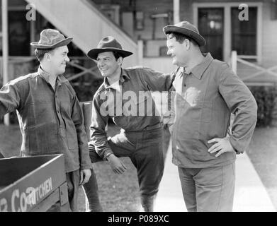 Original Film Titel: PACKEN SIE IHRE PROBLEME. Englischer Titel: PACKEN SIE IHRE PROBLEME. Regisseur: George Marshall. Jahr: 1932. Stars: Oliver Hardy, Stan Laurel. Credit: HAL ROACH/MGM/Album Stockfoto