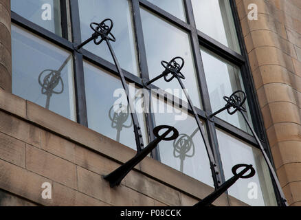 Nahaufnahme von außen an der Glasgow School of Art Gebäude, vom Architekten Charles Rennie Mackintosh konzipiert, dekorative Schmiedearbeiten. Stockfoto