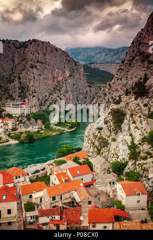 OMIS, KROATIEN - 14. MAI 2018. Wo der Fluss Cetina das Meer trifft. Stockfoto