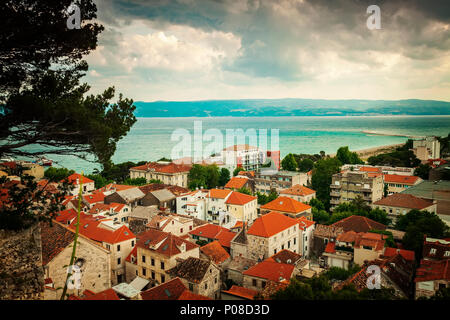 Dachterrasse mit Blick über die Stadt Omis, Kroatien. Stockfoto