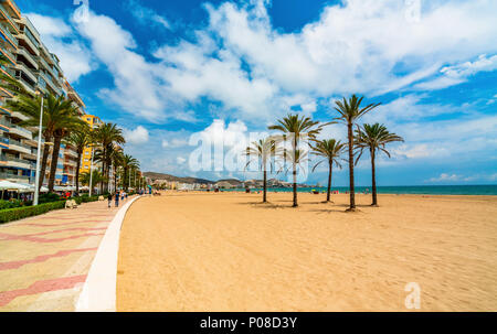 Blick von der Strandpromenade am Meer, Palmen und Strand in Cullera. Bezirk von Valencia. Spanien Stockfoto