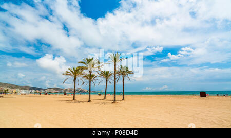 Blick von der Strandpromenade am Meer, Palmen und Strand in Cullera. Bezirk von Valencia. Spanien Stockfoto