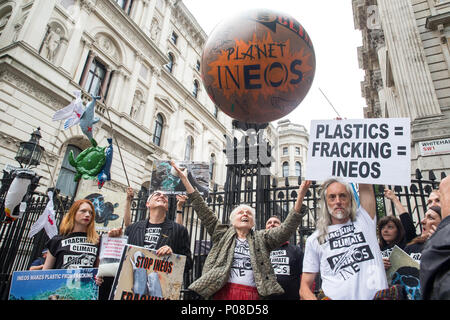 Dame Vivienne Westwood mit ihren Söhnen, Joe Corre und Ben Westwood, protestieren vor den Toren von Downing Street gegen Ineos und das Fracking Vorschläge Stockfoto