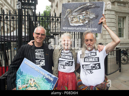 Dame Vivienne Westwood mit ihren Söhnen, Joe Corre und Ben Westwood, protestieren vor den Toren von Downing Street gegen Ineos und das Fracking Vorschläge Stockfoto