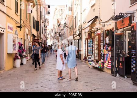 Frauen Einkaufen in der Altstadt von Alghero, Sardinien, Italien Stockfoto