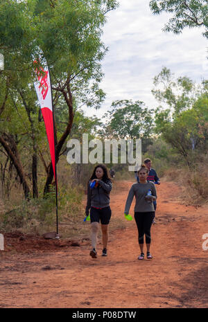 Gibb Herausforderung 2018 zwei indigene Frauen und einer weißen männlichen gehen auf eine pindan Feldweg Kimberley WA Australien. Stockfoto