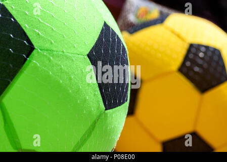 Schwamm Fußball Fußbälle zum Verkauf hängenden außerhalb eines Shop im Sommer. Stockfoto