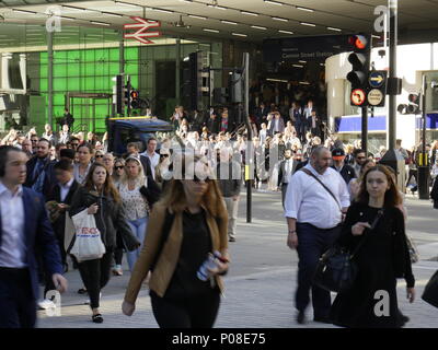 Massen von coummuters außerhalb von London Cannon Street Bahnhof während des morgendlichen Berufsverkehrs Stockfoto