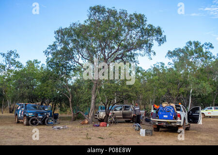 Gibb Herausforderung 2018 Reiter mit ihren 4 wheel drive Support Fahrzeuge Lager aufschlagen in der Savanne Wald Kimberley WA Australien. Stockfoto