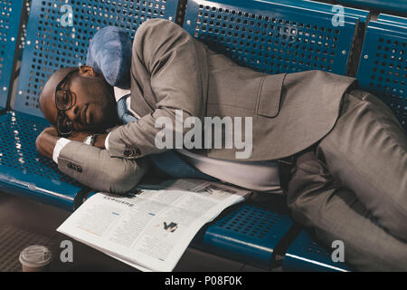 Müde, Geschäftsmann, schlafen auf den Sitzen beim Warten auf der Reise am Flughafen Lobby Stockfoto