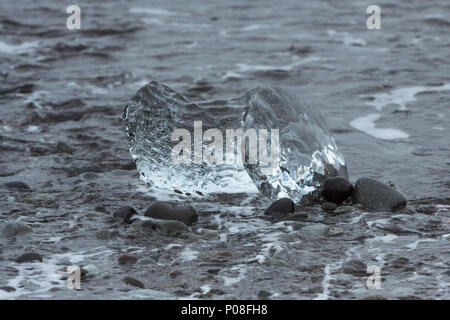 Schöne Skulpturen aus Gletschereis gewaschen auf Jokulsarlon Strand neben der Autobahn 1 im Süden Islands Stockfoto