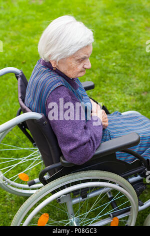 Alte Dame im Rollstuhl an Demenz leiden die Zeit im Freien Stockfoto