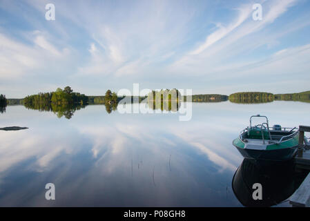 Cloud Reflexionen. See, Kukkia Luopioinen, Finnland. Stockfoto