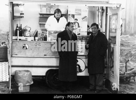 Original Film Titel: DER HIMMEL ÜBER BERLIN. Englischer Titel: FLÜGEL DER SEHNSUCHT. Regisseur: WIM WENDERS. Jahr: 1987. Stars: Bruno Ganz, Peter Falk. Quelle: Westdeutscher Rundfunk/Album Stockfoto