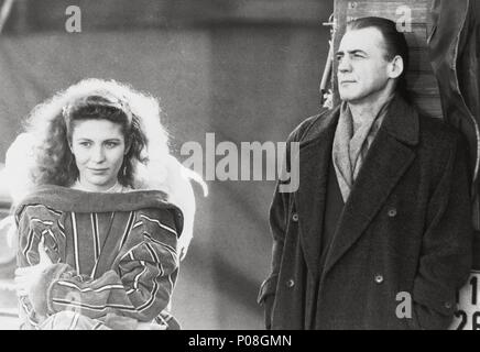 Original Film Titel: DER HIMMEL ÜBER BERLIN. Englischer Titel: FLÜGEL DER SEHNSUCHT. Regisseur: WIM WENDERS. Jahr: 1987. Stars: Bruno Ganz, Solveig Dommartin. Quelle: Westdeutscher Rundfunk/Album Stockfoto