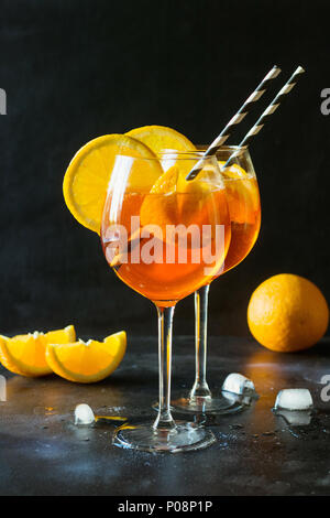 Klassische italienische Aperol Spritz Cocktail auf Schwarz. Close Up. Stockfoto