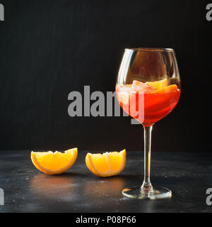 Klassische italienische Aperol Spritz Cocktail auf Schwarz. Stockfoto