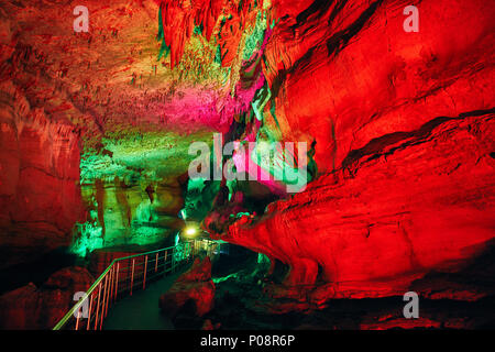 Unterirdische Höhle Sataplia mit bunten rote Beleuchtung in Kutaissi, Georgien Stockfoto