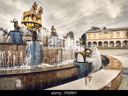 Kolkhida Brunnen mit goldenen Pferdestatuen auf dem zentralen Platz von Kutaisi, Georgien, Europa. Stockfoto