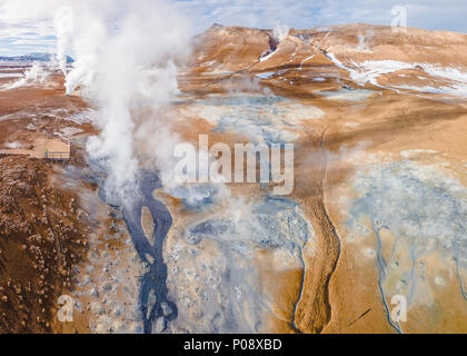 Luftaufnahme, dampfenden Flusses und Fumarolen, geothermale Region Hverarönd, auch Hverir oder Namaskard, North Island, Island Stockfoto