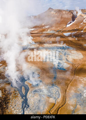 Luftaufnahme, dampfenden Flusses und Fumarolen, geothermale Region Hverarönd, auch Hverir oder Namaskard, North Island, Island Stockfoto