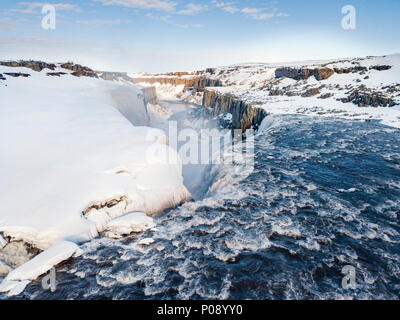 Luftaufnahme, verschneite Landschaft, Schlucht, Canyon mit fallenden Wassermassen Wasserfall Dettifoss, im Winter, Northern Island, Island Stockfoto