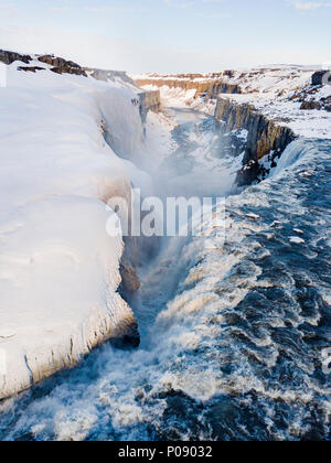 Luftaufnahme, verschneite Landschaft, Schlucht, Canyon mit fallenden Wassermassen Wasserfall Dettifoss, im Winter, Northern Island, Island Stockfoto