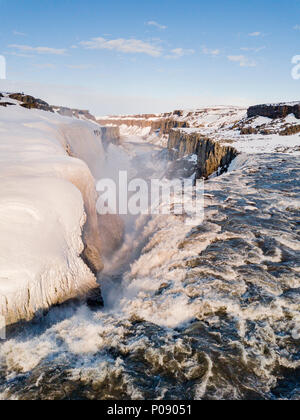 Luftaufnahme, verschneite Landschaft, Schlucht, Canyon mit fallenden Wassermassen Wasserfall Dettifoss, im Winter, Northern Island, Island Stockfoto