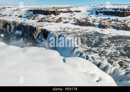 Verschneite Landschaft, Schlucht, Canyon mit fallenden Wassermassen Wasserfall Dettifoss, im Winter, Northern Island, Island Stockfoto