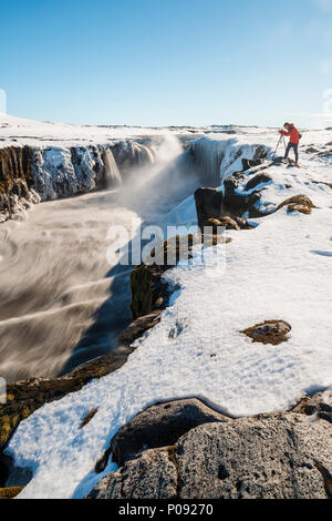 Das Fotografieren von Menschen am Rande des Selfoss Wasserfall im Winter, Gorge, Northern Island, Island Stockfoto