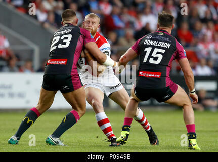 St. Helens' Luke Thompson (Mitte) wird von der Rumpf Kr Joshua Johnson (links) und James Donaldson während der Betfred Super League Match an der völlig Gottlosen Stadion, St Helens angegangen. Stockfoto