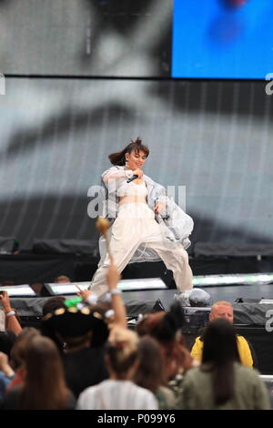 Support-Act Charli XCX auf der Bühne, als Taylor Swift ihre Reputation-Stadiontour im Eitihad Stadium, Manchester, eröffnet. Stockfoto