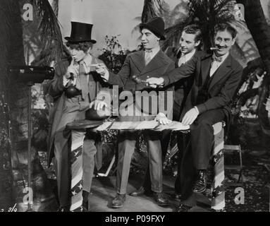 Original Film Titel: THE COCOANUTS. Englischer Titel: The COCOANUTS. Regisseur: ROBERT FLOREY; JOSEPH SANTLEY. Jahr: 1929. Stars: HARPO MARX; die Marx Brothers; CHICO MARX, Groucho Marx. Quelle: Paramount Pictures/Album Stockfoto