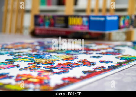 Große 1000 Stück puzzle Stücke, Multi Color, bunte Bildungs- Spaß für die ganze Familie Stockfoto