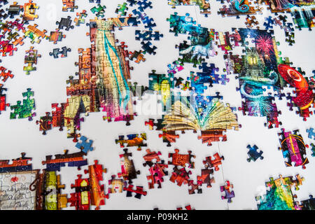 Große 1000 Stück puzzle Stücke, Multi Color, bunte Bildungs- Spaß für die ganze Familie Stockfoto