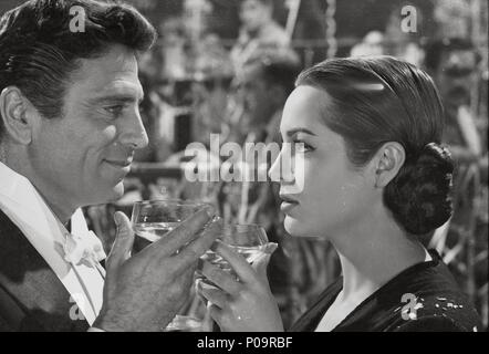 Original Film Titel: VIOLETERA, LA. Englischer Titel: VIOLETERA, LA. Regisseur: LUIS CESAR AMADORI. Jahr: 1958. Stars: RAF VALLONE; SARA MONTIEL. Stockfoto