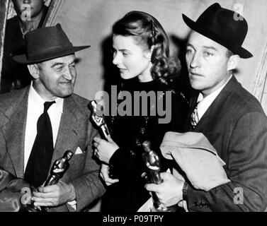 Beschreibung: Die 17. Academy Awards/1945. Barry Fitzgerald, bester Schauspieler in einer Nebenrolle für "Mein Weg" zu gehen. Ingrid Bergman, beste Schauspielerin für "Gaslight". Bing Crosby, bester Schauspieler für "Mein Weg" zu Gehen.. Jahr: 1945. Stars: Ingrid Bergman; BARRY FITZGERALD; Bing Crosby. Stockfoto