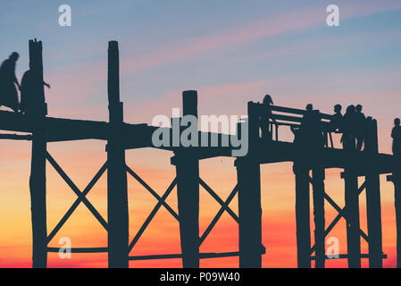 Letzte Licht an U Beng Brücke, Holzbrücke in Mandalay, Myanmar. Stockfoto