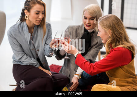 Multikulturelle Zeitschrift Herausgeber feiern und Anstoßen mit Sekt in modernen Büro Stockfoto