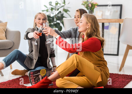 Erfolgreiche modische Geschäftsfrauen feiern und klirren mit Champagner Gläser im Büro Stockfoto